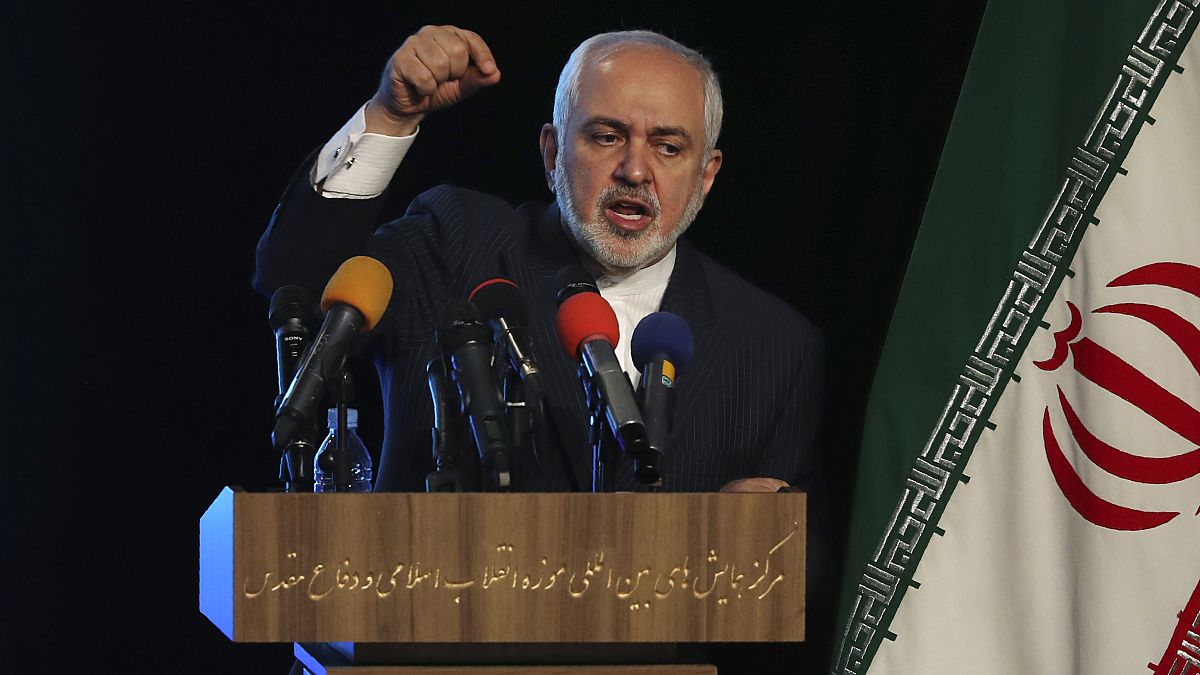وزير الخارجية الإيراني محمد جواد ظريف يلقي كلمة في مؤتمر في طهران بإيران
