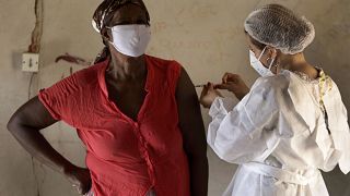 Una mujer recibe la vacuna Sinovac en Brasil