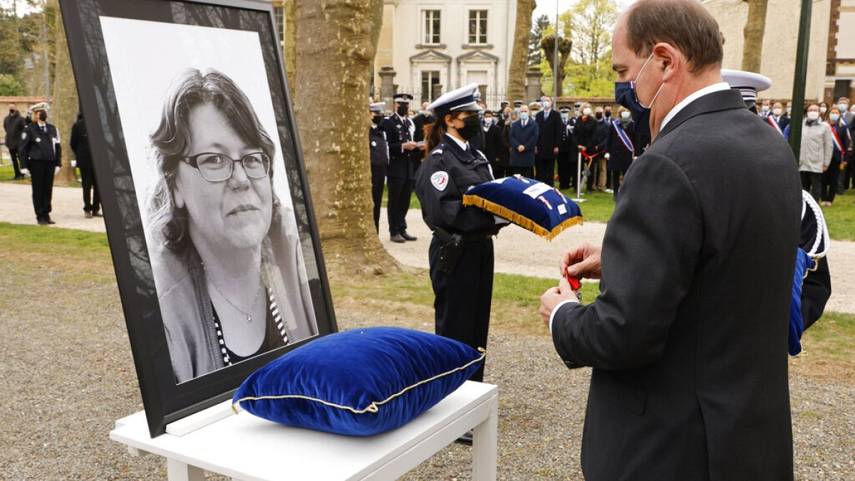 Francia, l'omaggio alla poliziotta uccisa dal terrorismo islamista
