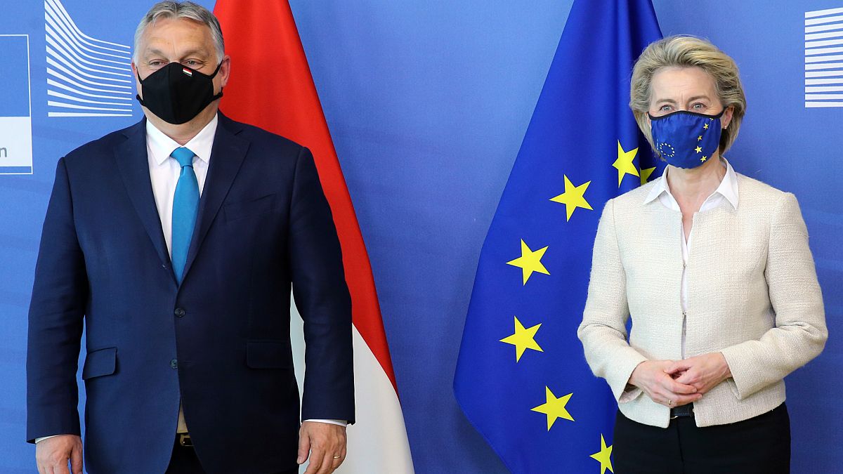 Orbán Viktor és Ursula von der Leyen Brüsszelben - döcögve készül a magyar terv