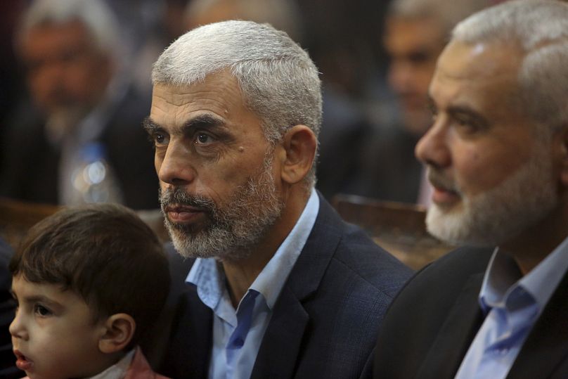 رئيس المكتب السياسي لحركة حماس إسماعيل هنية إلى جانب يحيى السنوار، زعيم الحركة في قطاع غزة