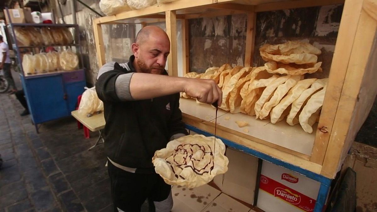 خبز الناعم الدمشقي.. تقليد قديم ما زال يزين موائد الإفطار في رمضان