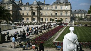 Люксембургский сад в разгар действия карантинных ограничений в Париже