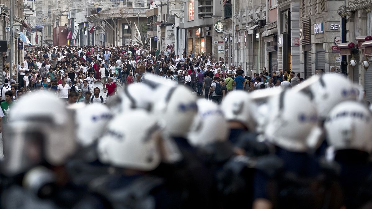 İstiklal Caddesi'nde göstericilerle çatışan polis, İstanbul (arşiv) 