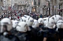 İstiklal Caddesi'nde göstericilerle çatışan polis, İstanbul (arşiv)