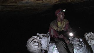 Afrique du Sud :  le rude travail des mineurs illégaux