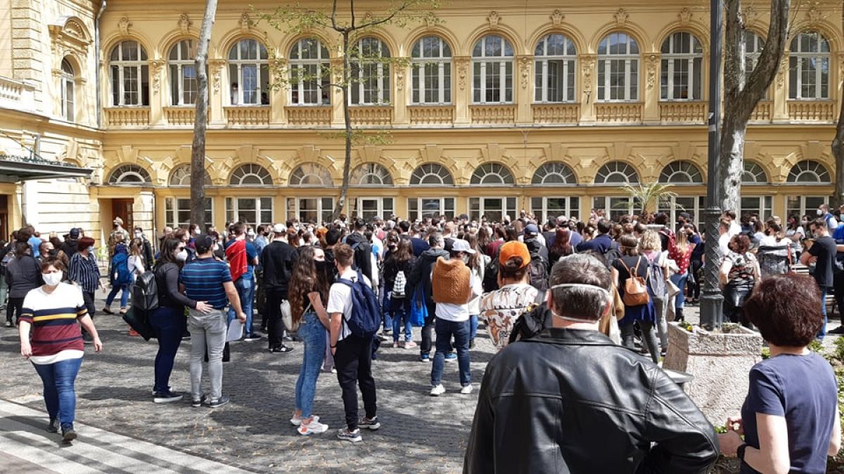 Oltásra váró tömeg a Lukács fürdő udvarán, Budapest, 2021. április 30.