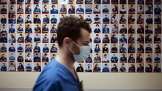 Krankenhausangestellter passiert Personal-Fotowand im Bichat-Krankenhaus, AP-HP, in Paris, 22.04.2021