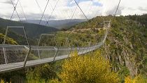 Dünyanın en uzun asma yaya köprüsü Portekiz'de açıldı