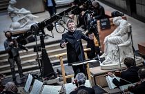 Il direttore d'orchestra Pablo Heras-Casado si esibisce con l'orchestra di Parigi al Musée d'Orsay a Parigi