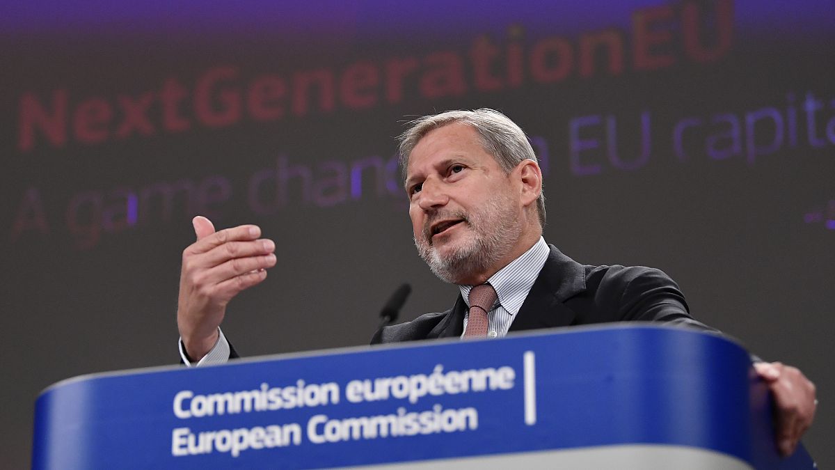Il commissario europeo per i negoziati di allargamento Johannes Hahn parla durante una conferenza stampa su Next Generation EU,  Bruxelles, 14 aprile 2021.