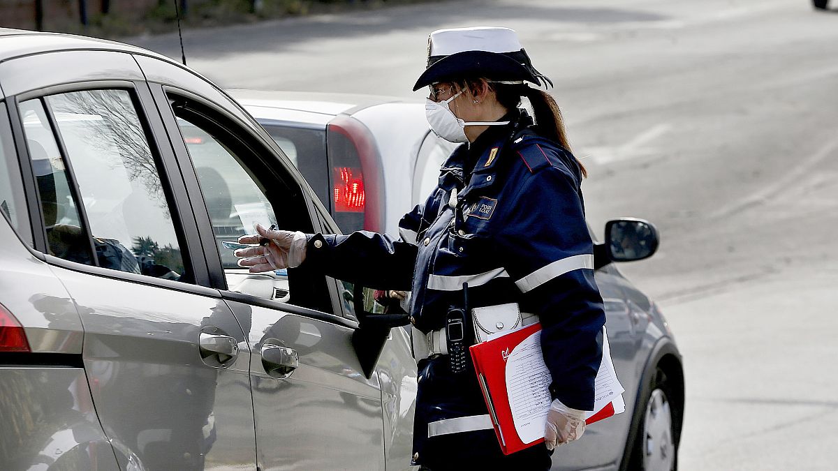 ضابط شرطة المدينة يفتشون السيارات في روما.