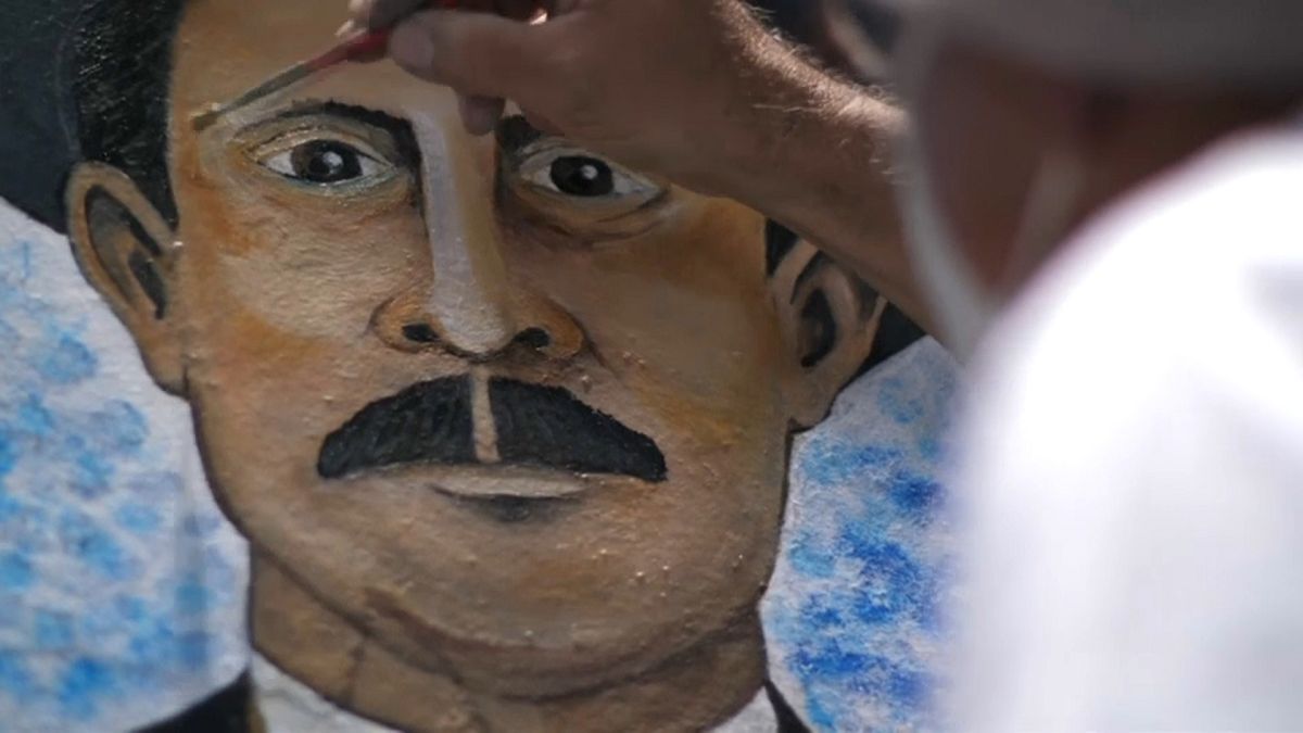 Un artista dibuja un retrato de José Gregorio Hernández, el médico de los pobres