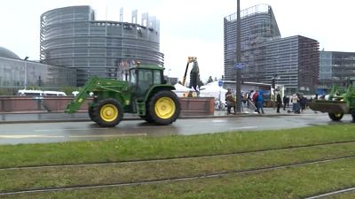 Több száz traktor Strasbourgban