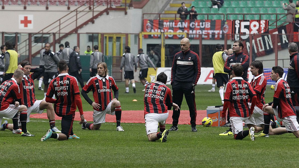 لاعبو إيه سي ميلان يرتدون قمصانًا تحمل عبارة "إيه سي ميلان ضد العنصرية" أثناء استعدادهم لبدء مباراة كرة القدم في دوري الدرجة الأولى الإيطالي