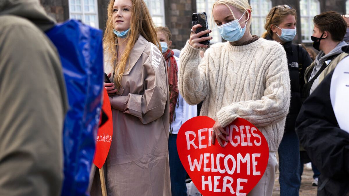 Danimarka'nın Suriyelilerin oturma iznini iptal etme kararına karşı 21 Nisan 2021'de Kopenhag'ta protesto gösterisi yapıldı