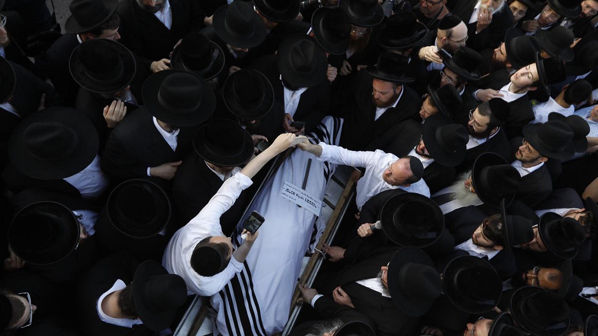 شاهد: بدء مراسم دفن ضحايا التدافع في إسرائيل بحضور آلاف الأشخاص