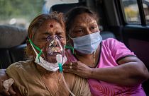 Uma "doente covid" recebe oxigénio no interior de um carro, em nova Deli, Índia