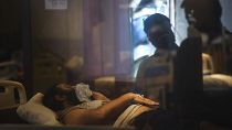 Un paziente viene curato in una sala banchetti temporaneamente convertita in un reparto Covid, Nuova Dehli