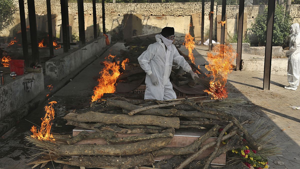 Ein Angehöriger eines Covid-19-Todesopfers nimmt in einem Krematorium in Jammu Abschied 