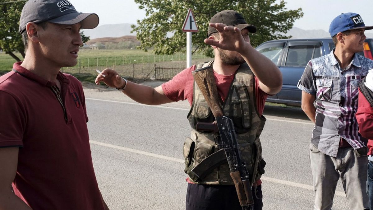 Kırgızlar sınırda bulunan yolda nöbet tutarken