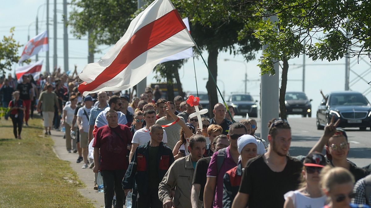 Sztrájkoló dolgozók felvonulása Minszkben 2020. augusztus 17-én