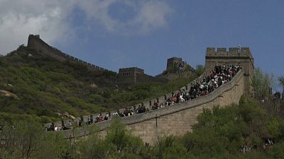 Die chinesische Mauer mit zahlreichen Menschen
