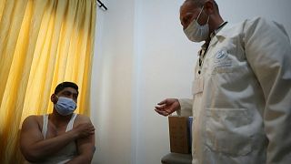 السلطات في إدلب وشمال حلب تستلم دفعة أولية من 53800 جرعة لقاح أسترازينيكا المضاد لكوفيد- 19 في إطار برنامج كوفاكس للدول الفقيرة.