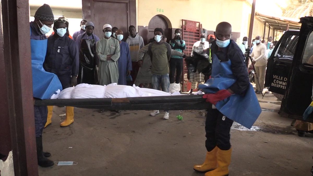 منذ ما يقرب من 10 سنوات، أخذ متطوعون من جمعية إسلامية في داكار على عاتقهم توفير جنازة مناسبة للمتوفين المجهولين.