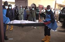 منذ ما يقرب من 10 سنوات، أخذ متطوعون من جمعية إسلامية في داكار على عاتقهم توفير جنازة مناسبة للمتوفين المجهولين.