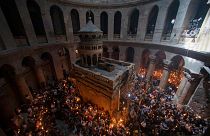 مسيحيون أرثوذكس خلال احتفال النار المقدسة في كنيسة القيامة، حيث يعتقد أن المسيح قد صلب ودفن وقام من بين الأموات، في البلدة القديمة في القدس.