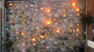 محارق لضحايا فيروس كورونا في موقع حرق الجثث في نيودلهي.