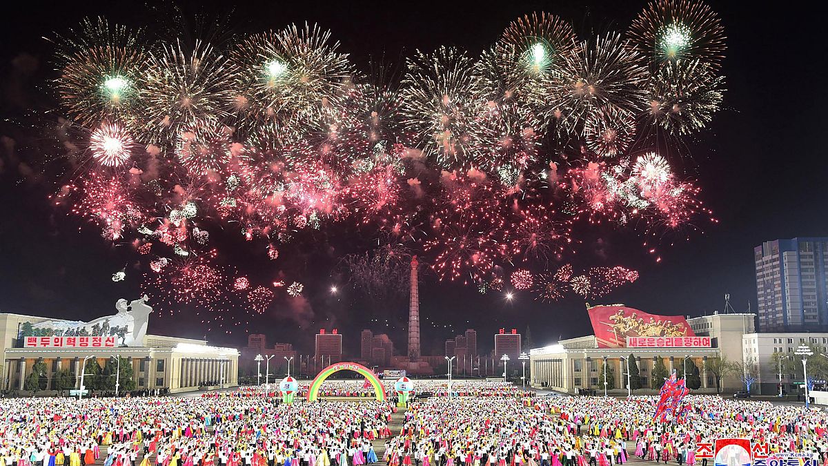 حفلً للطلاب بعيد ميلاد مؤسس بلادهم والرئيس الأبدي كيم إيل سونغ، في ساحة كيم إيل سونغ في بيونغ يانغ.