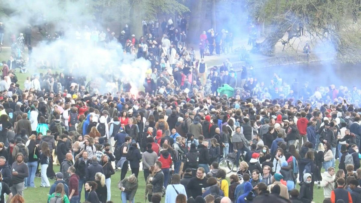 تجمع المئات من رواد الحفلات البلجيكيين بشكل أساسي في حديقة في بروكسل في تحد لقيود فيروس كورونا وأوامر الشرطة