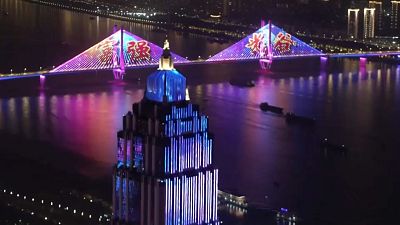 Wuhan iluminou-se para celebrar ter ultrapassado a crise da Covid-19