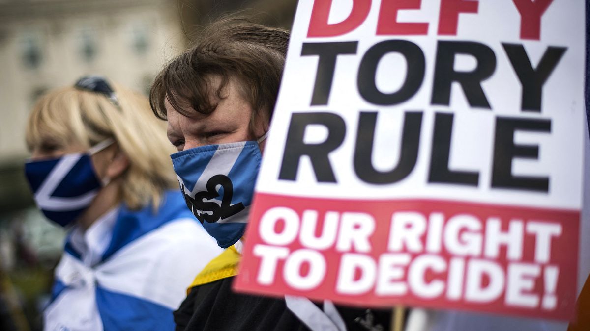 Manifestanti pro indipendenza in piazza a Glasgow