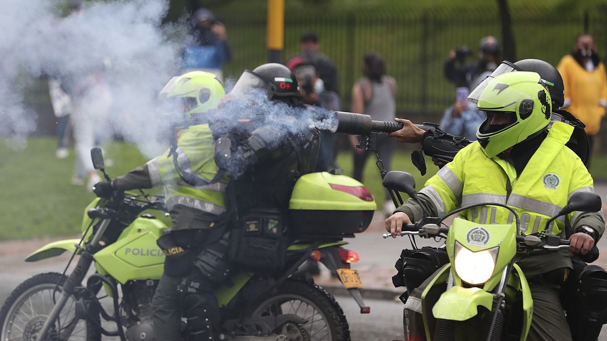 La policía dispara gases lacrimógenos contra los manifestantes durante una manifestación contra la reforma fiscal del Gobierno de Iván Duque.