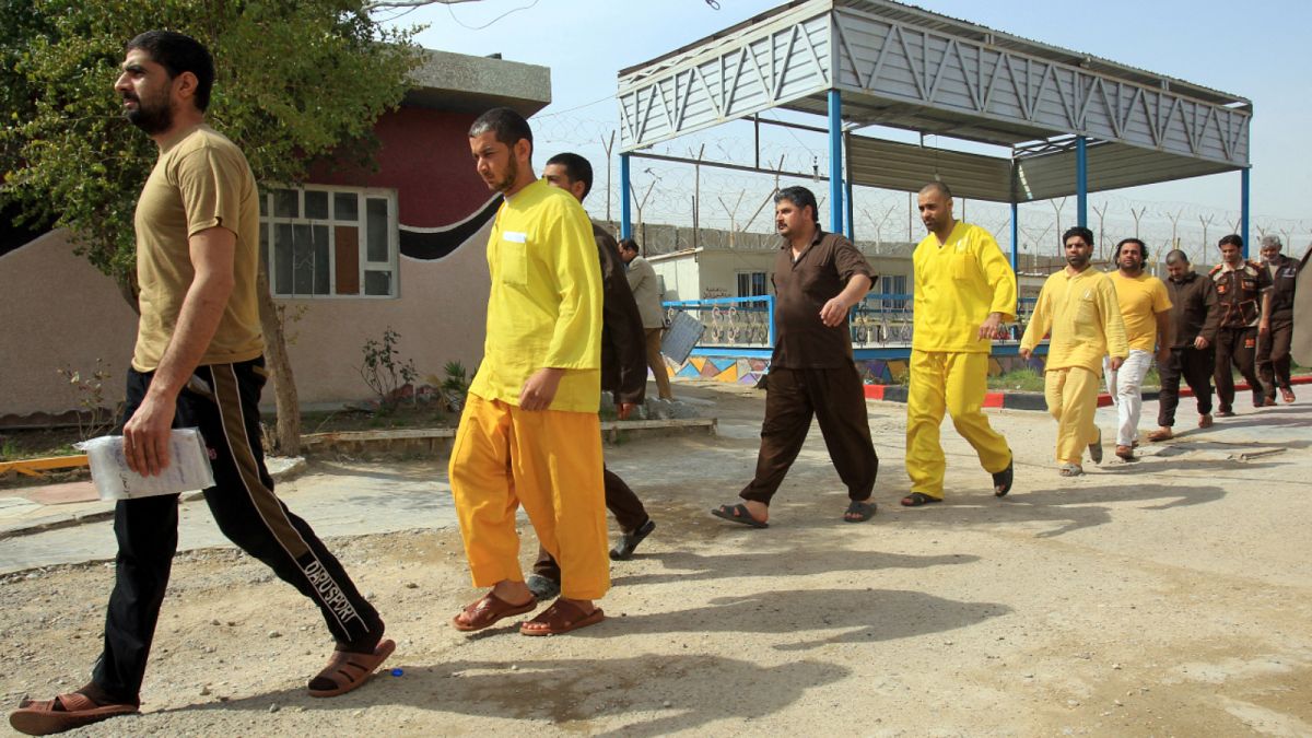 صورة أرشيفية لسجناء في العراق