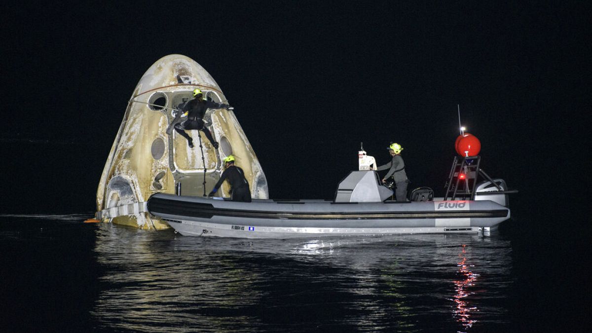 Cápsula SpaceX regressa à terra com quatro astronautas