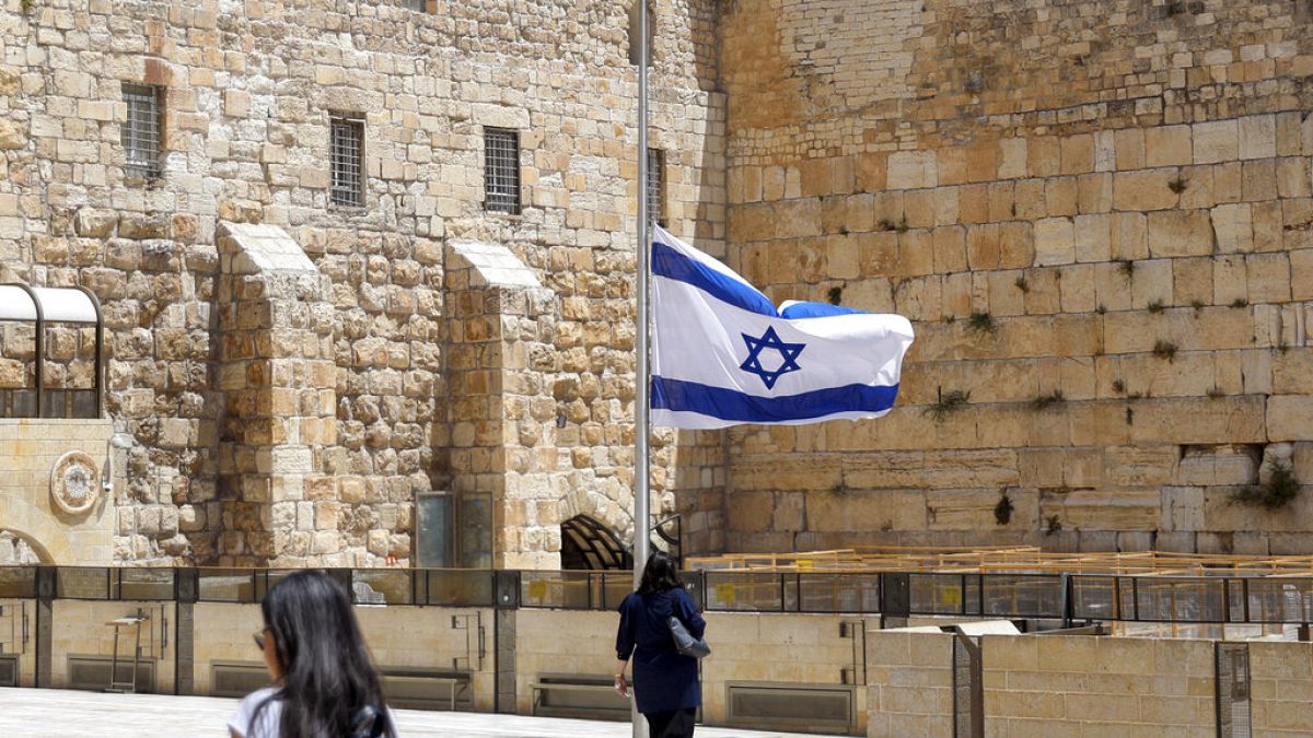 Μεσίστιες οι σημαίες στο Ισραήλ