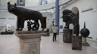 Le doigt de la statue en bronze de Constantin retrouve sa main d'origine à Rome