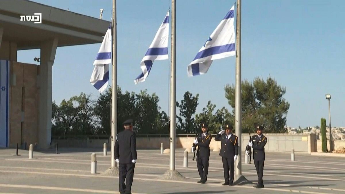 حداد وتنكيس للأعلام حزنا على ضحايا تدافع جبل ميرون في إسرائيل 