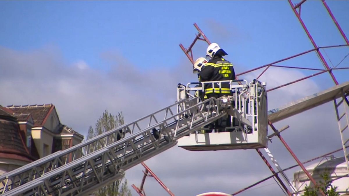 Feuerwehrleute sichern ein Baugerüst