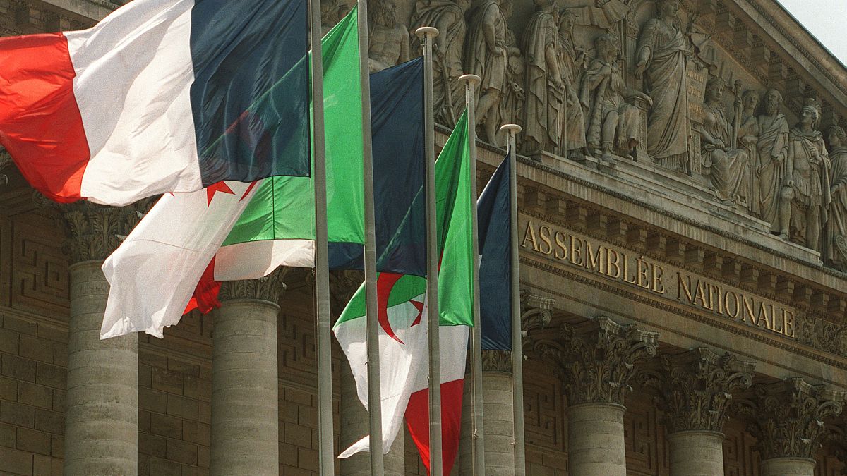 الأعلام الجزائرية ترفرف بالقرب من الأعلام الفرنسية أمام الجمعية الوطنية في باريس.
