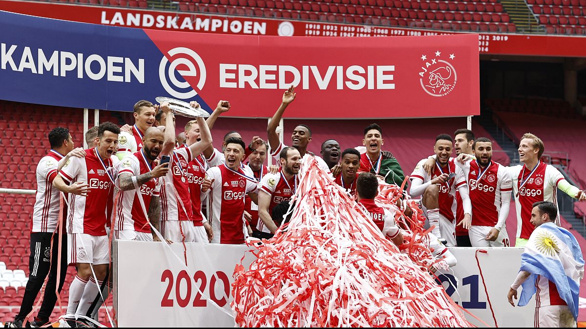 يحتفل لاعبو أياكس بفوزهم بلقب الدوري الوطني رقم 35 بعد مباراة ضد إيمين في ملعب يوهان كرويف في أمستردام في 2 مايو 2021.