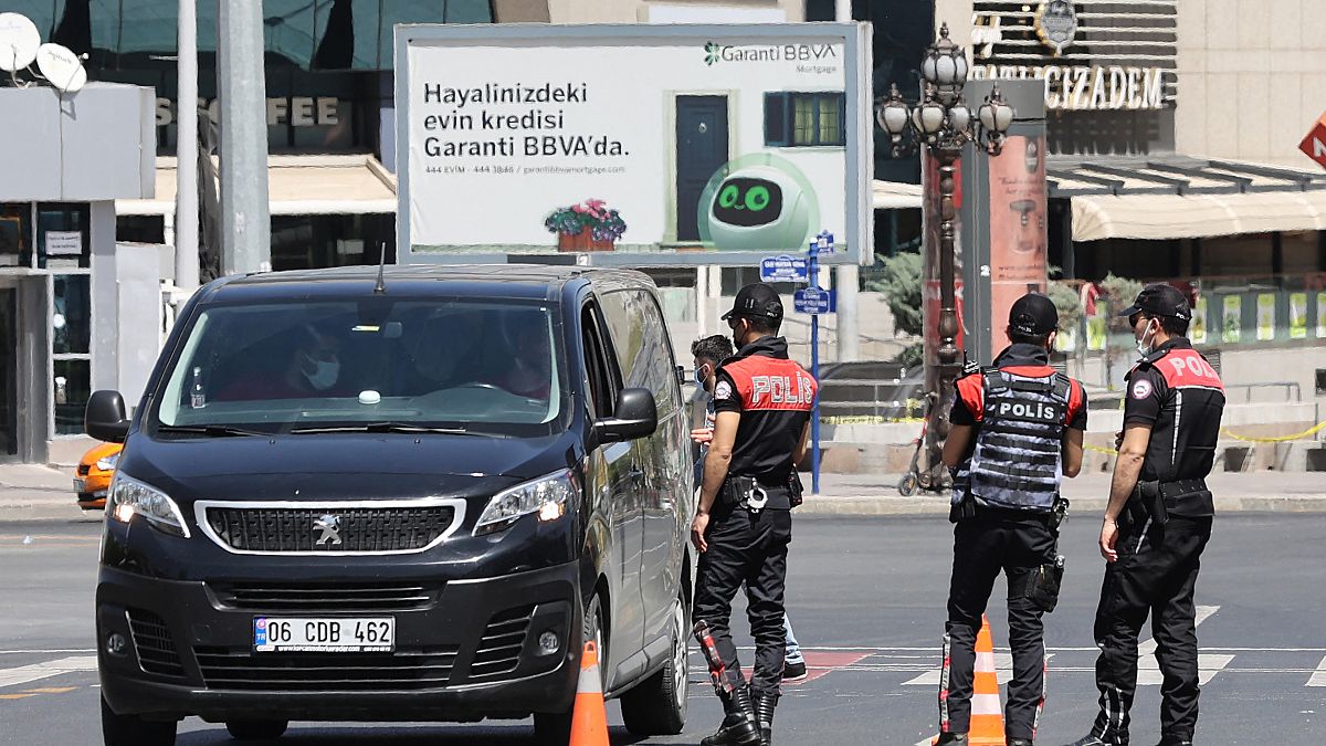  الشرطة التركية تقيم نقطة تفتيش بين المدن في أحد شوارع أنقرة في 1 مايو 2021.