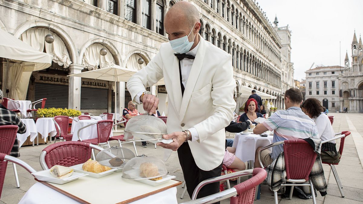 Ein Café auf dem Markusplatz in Venedig empfängt wieder Gäste