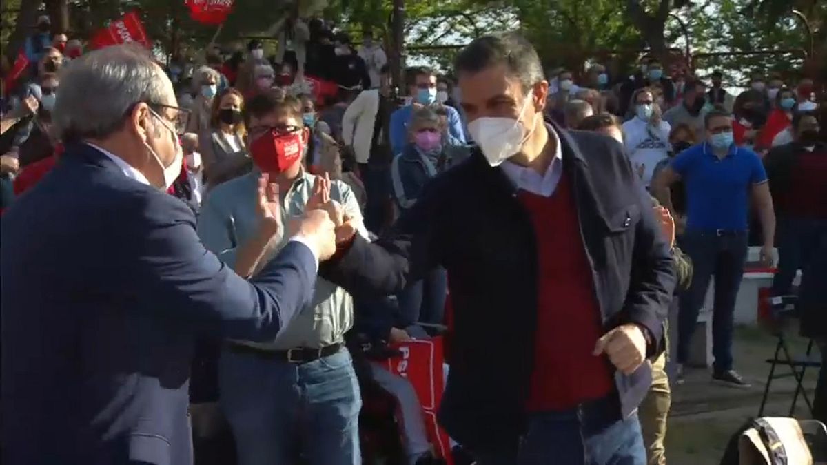 El presidente del Gobierno, Pedro Sánchez, choca el puño con el candidato Ángel Gabilondo