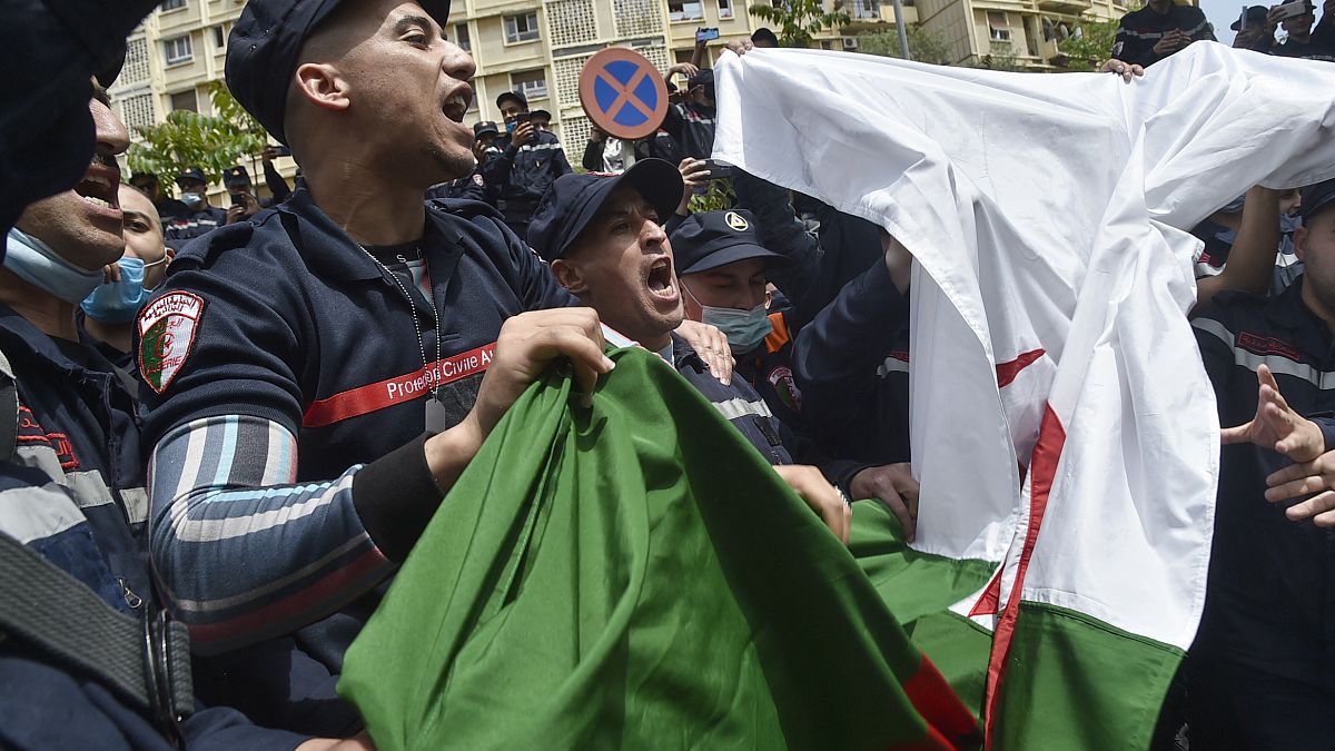 أعوان الحماية المدنية الجزائرية يتظاهرون ضد أوضاعهم الاجتماعية المتدهورة- الجزائر يوم 2 مايو 2021.
