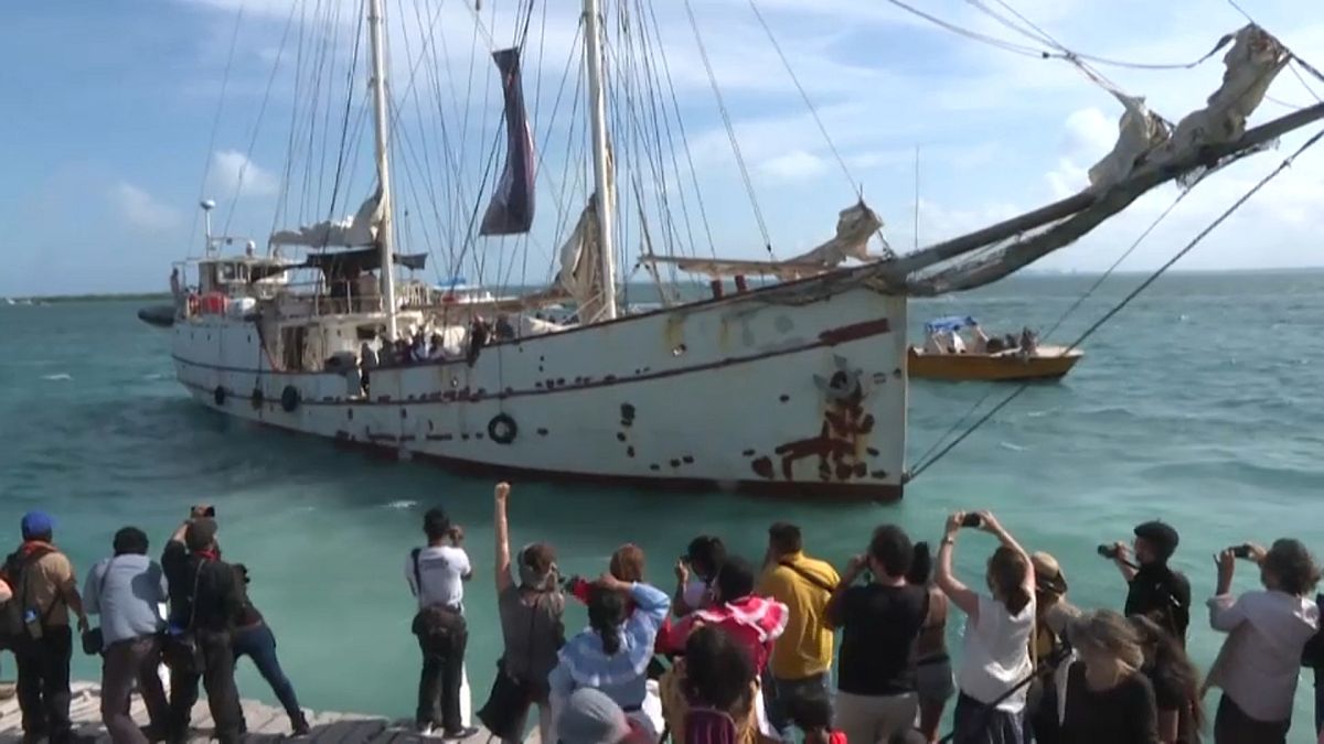 El velero zapatista "La montaña" tomó rumbo a Europa desde Isla Mujeres